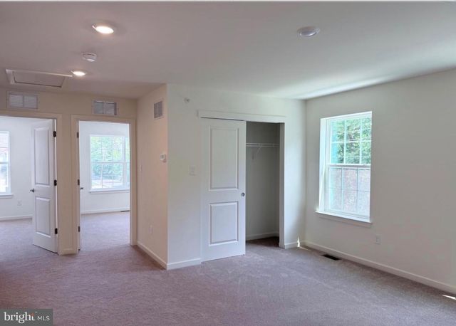 370 HIDDEN DR, Blackwood, NJ 08012