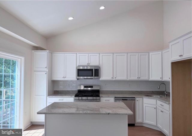 370 HIDDEN DR, Blackwood, NJ 08012