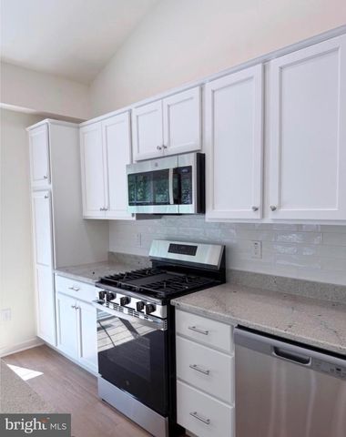 370 HIDDEN DR, Blackwood, NJ 08012