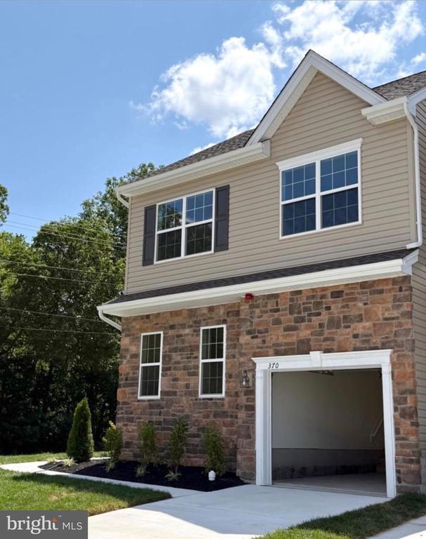 370 HIDDEN DR, Blackwood, NJ 08012