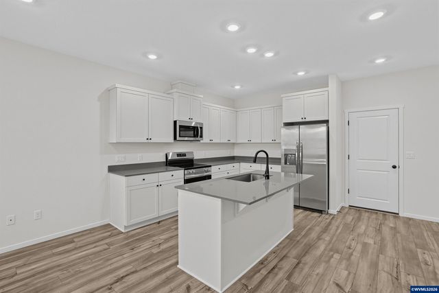 1047 Cardinal St, Woodburn, OR 97071