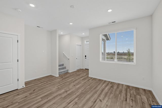 1047 Cardinal St, Woodburn, OR 97071