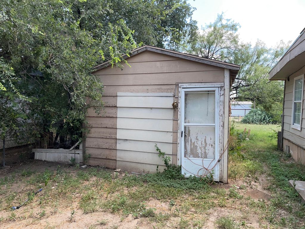 Image 11 of property listing at 705 Veck Street, San Angelo, TX 76903