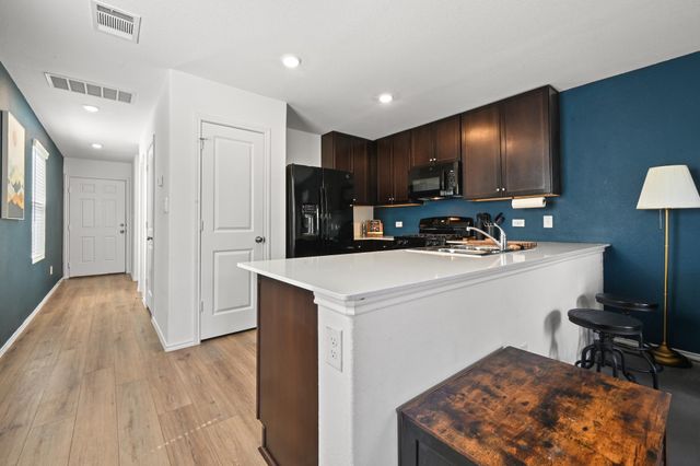 52 Trinity CIR, Lockhart, TX 78644
