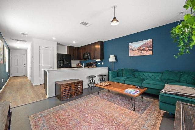 52 Trinity CIR, Lockhart, TX 78644