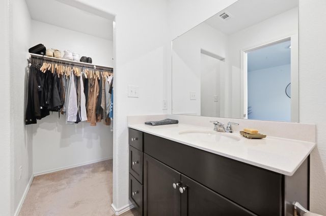 52 Trinity CIR, Lockhart, TX 78644
