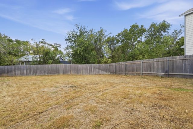 52 Trinity CIR, Lockhart, TX 78644