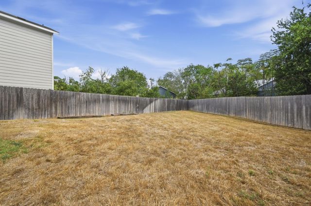 52 Trinity CIR, Lockhart, TX 78644