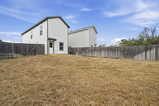 52 Trinity CIR, Lockhart, TX 78644