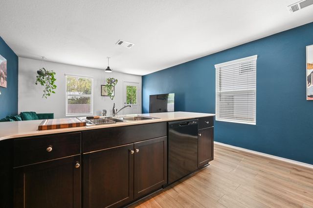 52 Trinity CIR, Lockhart, TX 78644
