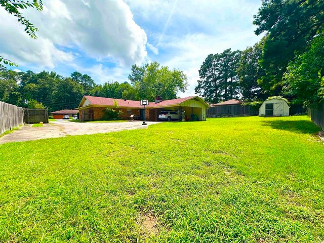 2005 Wellington Dr, Pine Bluff, AR 71603