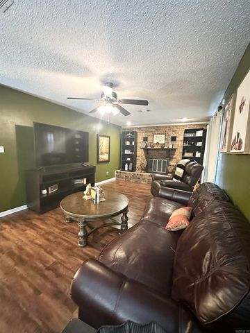 2005 Wellington Dr, Pine Bluff, AR 71603