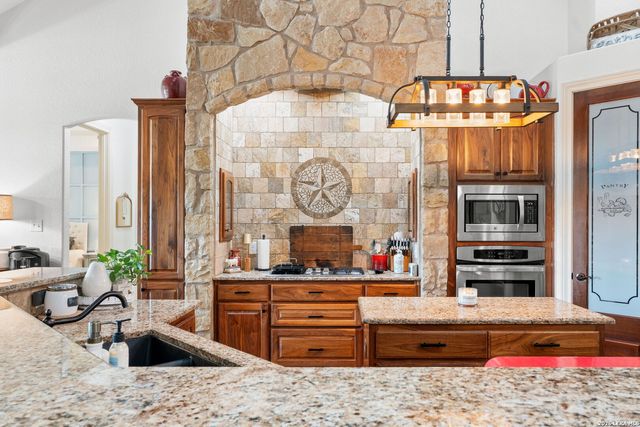 819 County Road 356, La Vernia, TX 78101