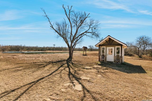 819 County Road 356, La Vernia, TX 78101