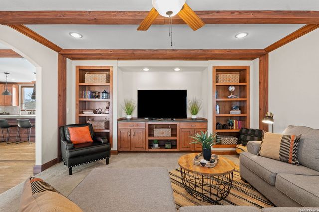 819 County Road 356, La Vernia, TX 78101