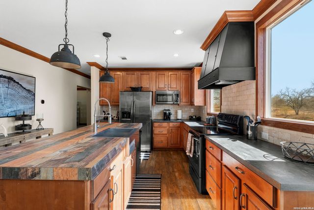 819 County Road 356, La Vernia, TX 78101