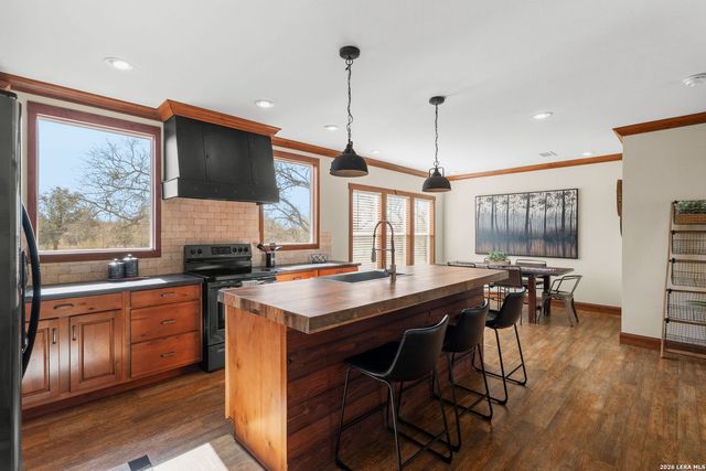 819 County Road 356, La Vernia, TX 78101