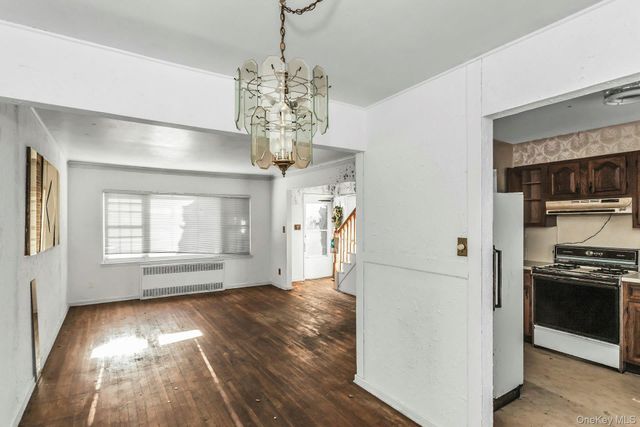 5 Preston Lane, Hicksville, NY 11801