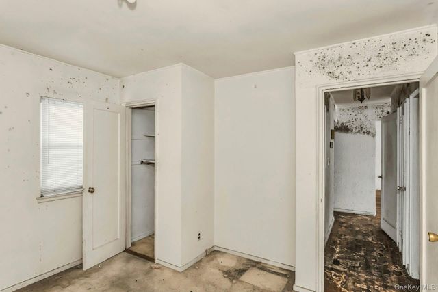 5 Preston Lane, Hicksville, NY 11801