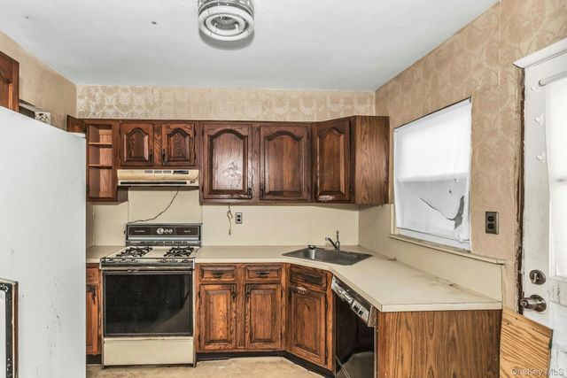 5 Preston Lane, Hicksville, NY 11801