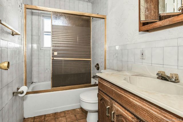 5 Preston Lane, Hicksville, NY 11801