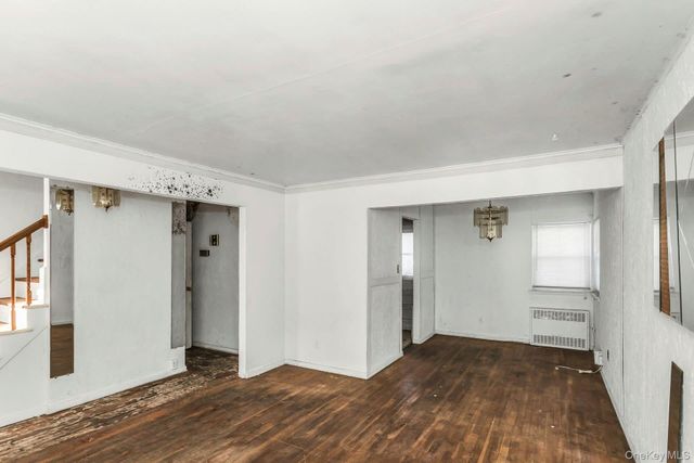 5 Preston Lane, Hicksville, NY 11801