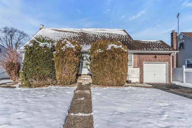 5 Preston Lane, Hicksville, NY 11801