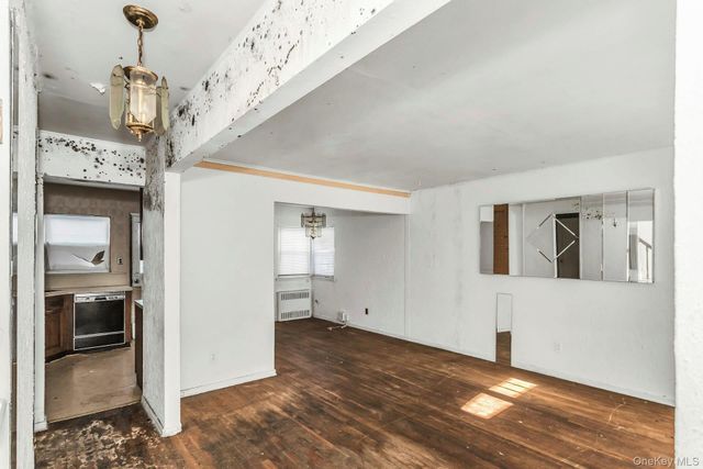 5 Preston Lane, Hicksville, NY 11801