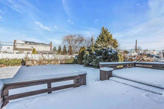 5 Preston Lane, Hicksville, NY 11801