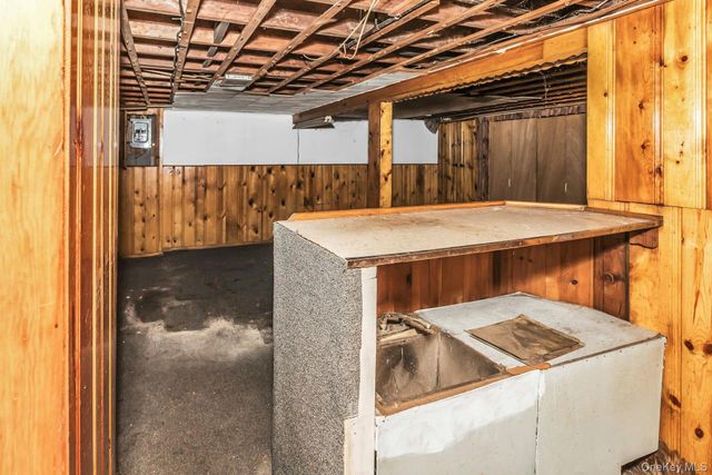 5 Preston Lane, Hicksville, NY 11801