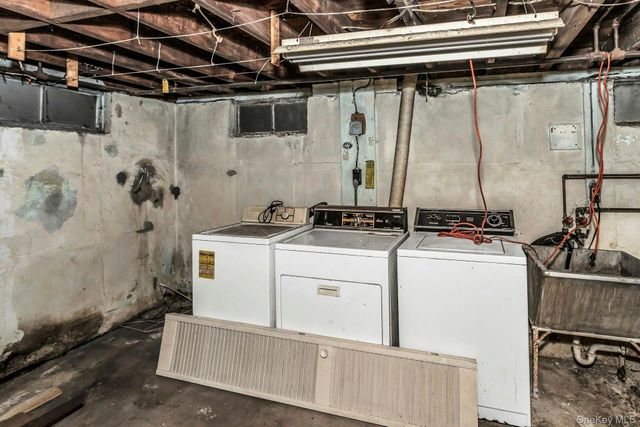 5 Preston Lane, Hicksville, NY 11801