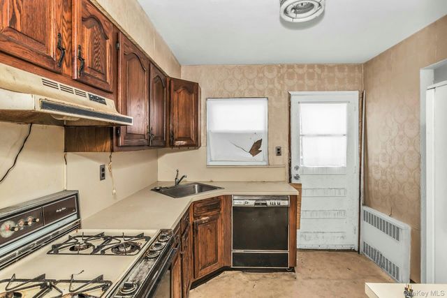 5 Preston Lane, Hicksville, NY 11801