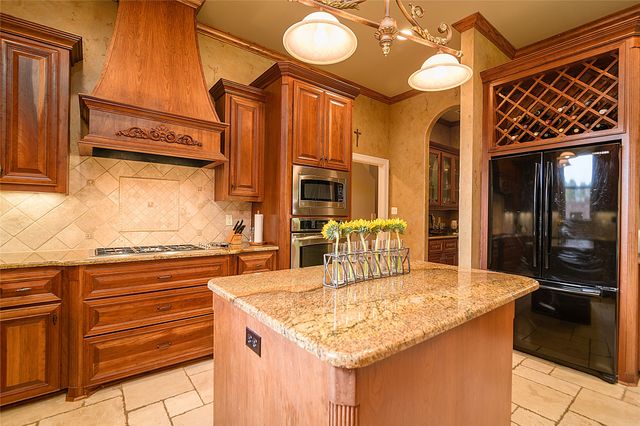 1166 Waters Edge Circle, Shreveport, LA 71106