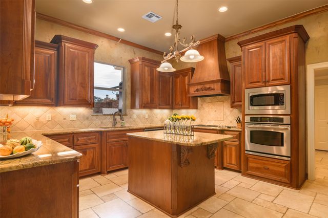 1166 Waters Edge Circle, Shreveport, LA 71106