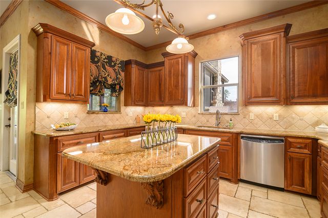 1166 Waters Edge Circle, Shreveport, LA 71106