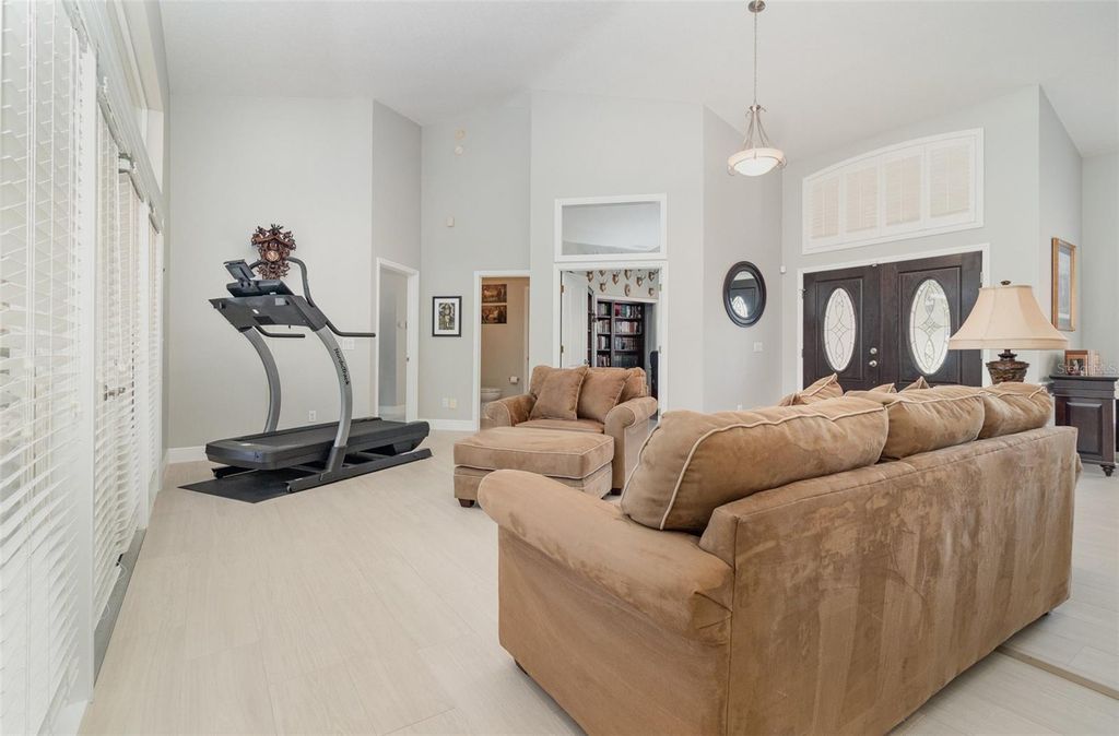 Image 7 of property listing at 7628 APPLE TREE CIRCLE, Orlando, FL 32819