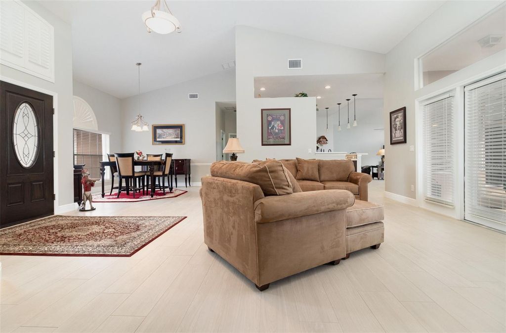 Image 8 of property listing at 7628 APPLE TREE CIRCLE, Orlando, FL 32819