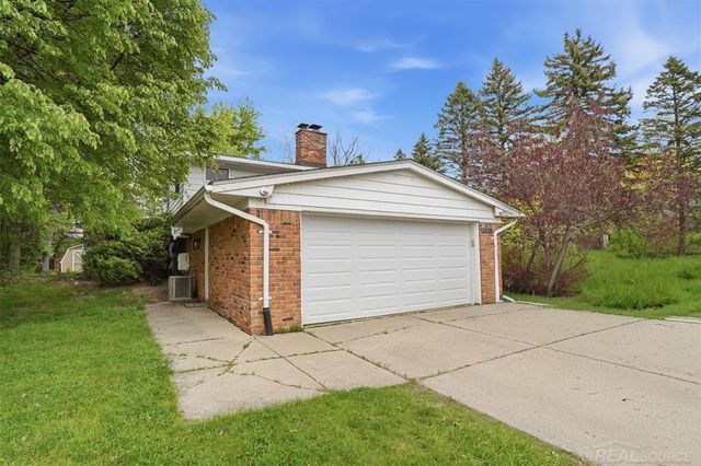 2478 Hiller Road, West Bloomfield, MI 48324