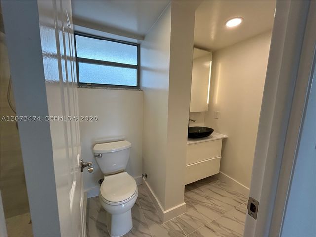 3550 NE 169th St 304, North Miami Beach, FL 33160