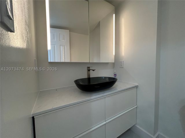 3550 NE 169th St 304, North Miami Beach, FL 33160