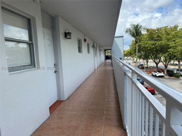 3550 NE 169th St 304, North Miami Beach, FL 33160