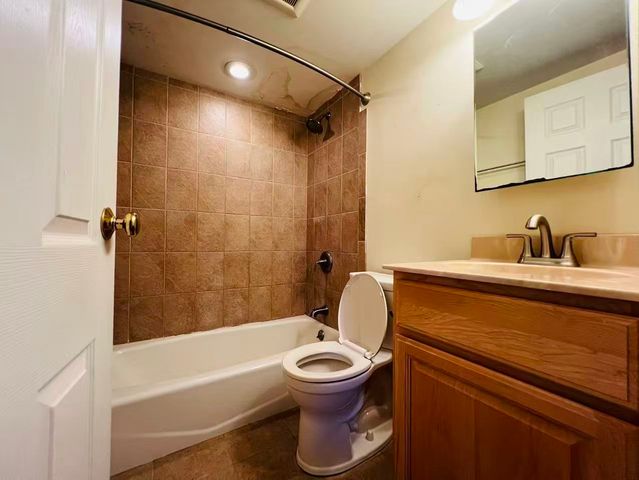 8 Crescent Dr 5, Andover, MA 01810
