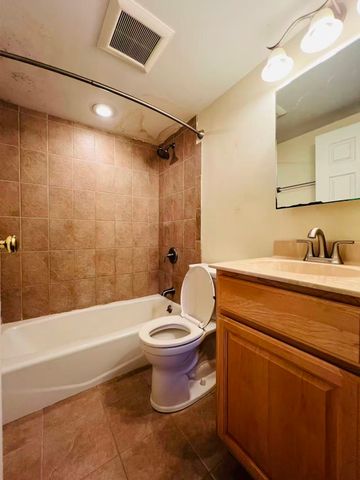 8 Crescent Dr 5, Andover, MA 01810