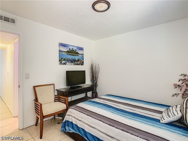 4625 Bayshore DR D8, Naples, FL 34112