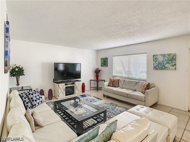 4625 Bayshore DR D8, Naples, FL 34112