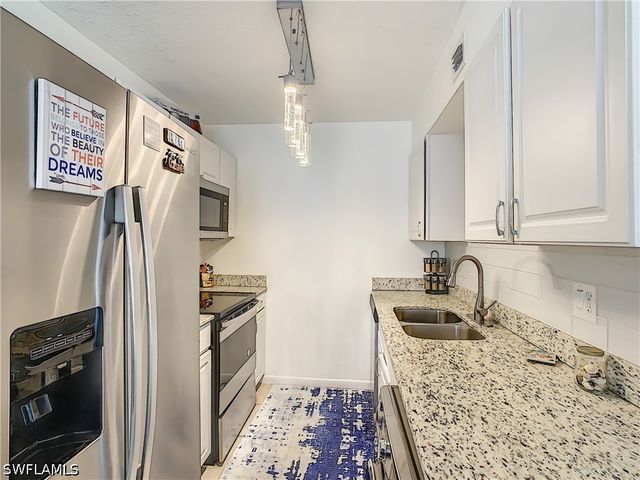 4625 Bayshore DR D8, Naples, FL 34112