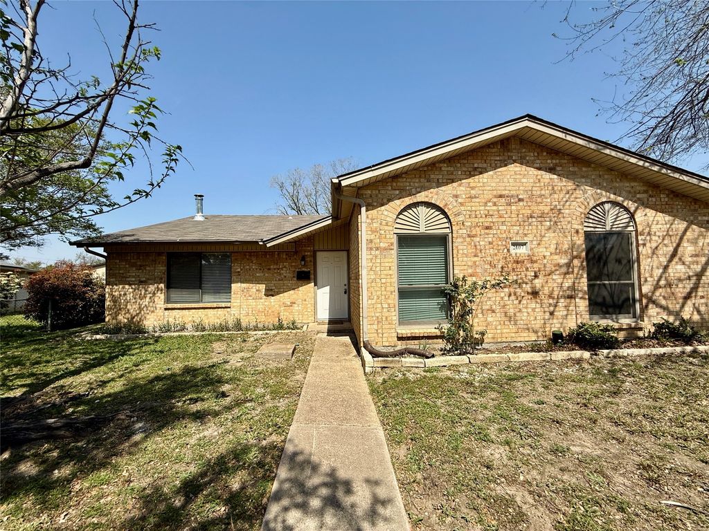 2107 Rockwood Drive, Carrollton, TX 75007