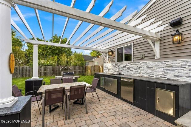 259 Hamiltonian Drive, Middletown, NJ 07701