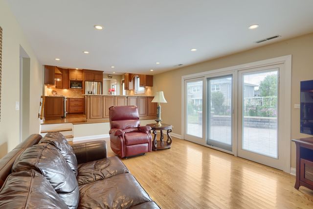 434 Timothy Court, Schaumburg, IL 60193