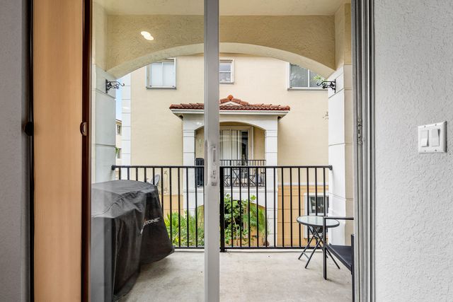 2897 S Greenleaf Circle, Boynton Beach, FL 33426